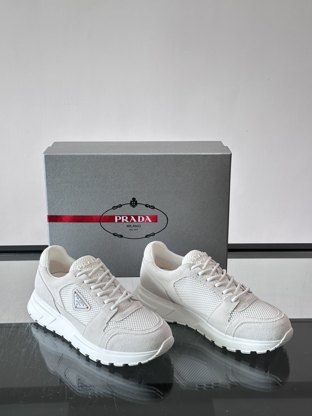 👟Prada网布运动鞋,采用透气网布+皮革拼接,简约又有辨识度✨。侧面三角标超有品牌感,橡胶鞋底舒适耐磨,日常穿搭或轻运 👟Prada网布运动鞋,采用透气网布+皮革拼接,简约又有辨识度✨。侧面三角标超有品牌感,橡胶鞋底舒适耐磨,日常穿搭或轻运