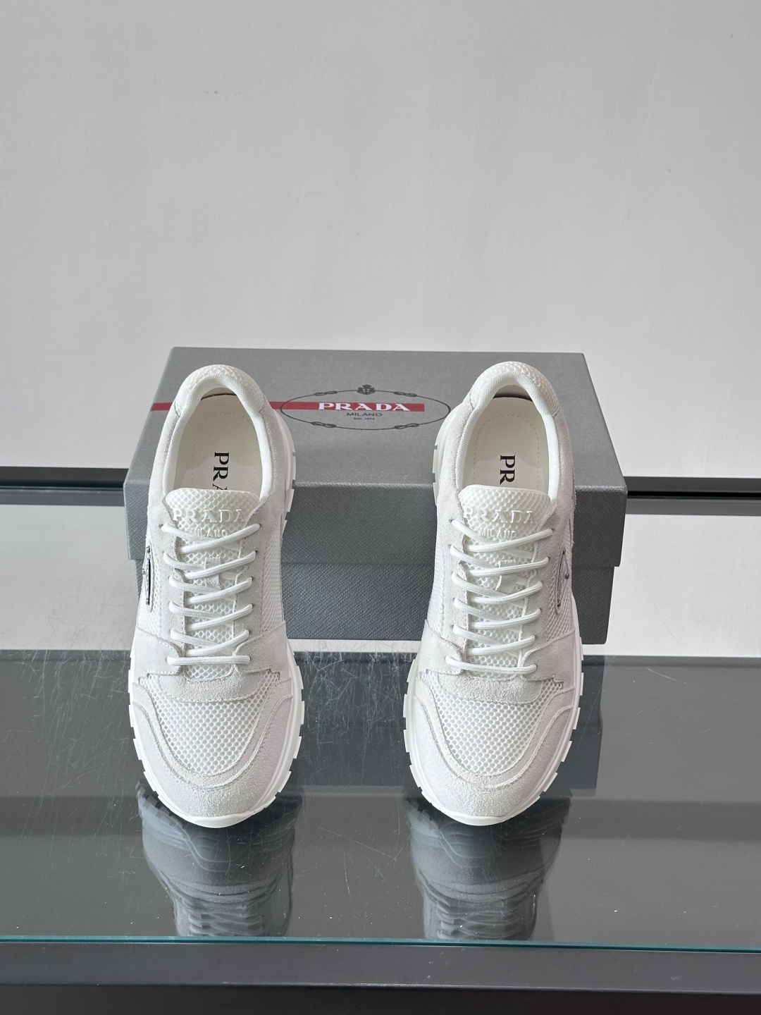 👟Prada网布运动鞋,采用透气网布+皮革拼接,简约又有辨识度✨。侧面三角标超有品牌感,橡胶鞋底舒适耐磨,日常穿搭或轻运 👟Prada网布运动鞋,采用透气网布+皮革拼接,简约又有辨识度✨。侧面三角标超有品牌感,橡胶鞋底舒适耐磨,日常穿搭或轻运