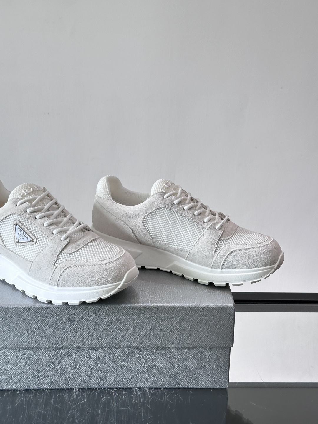 👟Prada网布运动鞋,采用透气网布+皮革拼接,简约又有辨识度✨。侧面三角标超有品牌感,橡胶鞋底舒适耐磨,日常穿搭或轻运 👟Prada网布运动鞋,采用透气网布+皮革拼接,简约又有辨识度✨。侧面三角标超有品牌感,橡胶鞋底舒适耐磨,日常穿搭或轻运