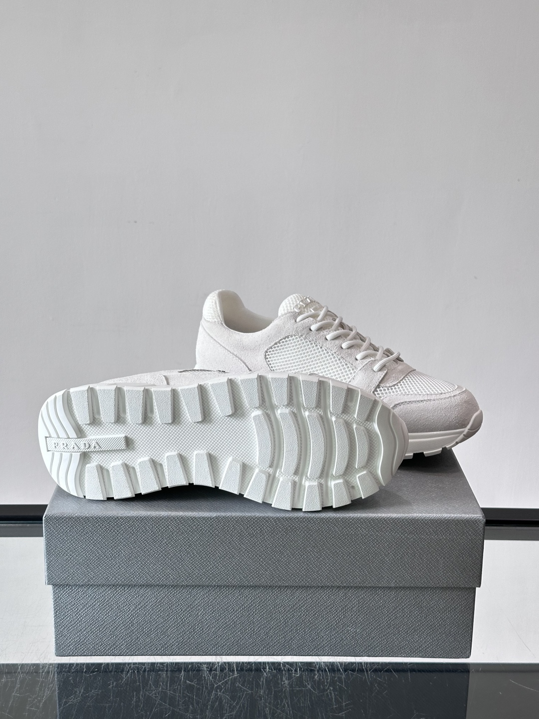 👟Prada网布运动鞋,采用透气网布+皮革拼接,简约又有辨识度✨。侧面三角标超有品牌感,橡胶鞋底舒适耐磨,日常穿搭或轻运 👟Prada网布运动鞋,采用透气网布+皮革拼接,简约又有辨识度✨。侧面三角标超有品牌感,橡胶鞋底舒适耐磨,日常穿搭或轻运