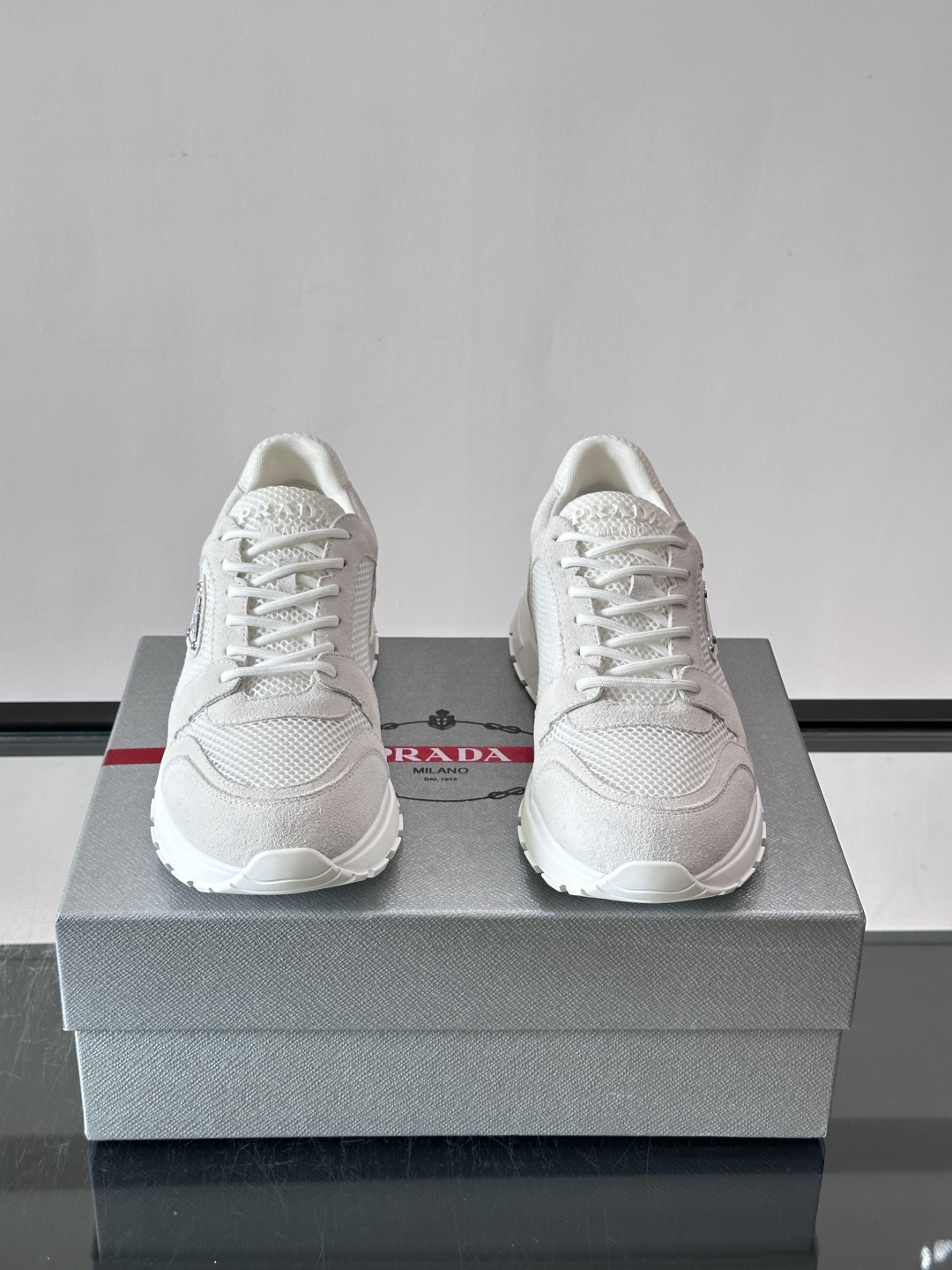 👟Prada网布运动鞋,采用透气网布+皮革拼接,简约又有辨识度✨。侧面三角标超有品牌感,橡胶鞋底舒适耐磨,日常穿搭或轻运 👟Prada网布运动鞋,采用透气网布+皮革拼接,简约又有辨识度✨。侧面三角标超有品牌感,橡胶鞋底舒适耐磨,日常穿搭或轻运