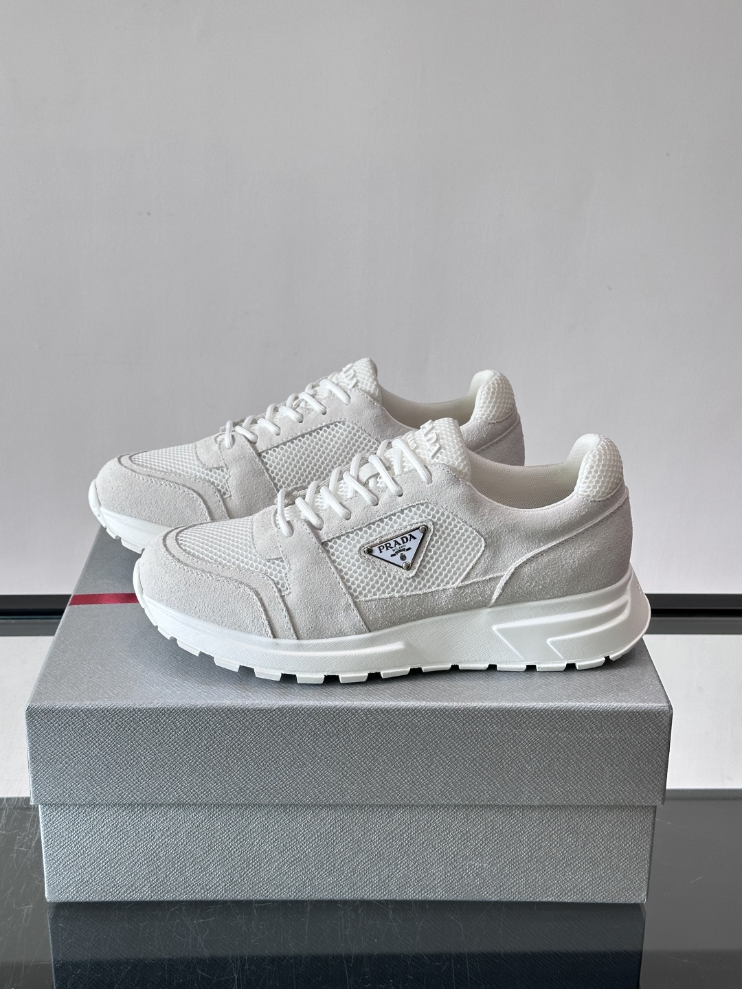 👟Prada网布运动鞋,采用透气网布+皮革拼接,简约又有辨识度✨。侧面三角标超有品牌感,橡胶鞋底舒适耐磨,日常穿搭或轻运 👟Prada网布运动鞋,采用透气网布+皮革拼接,简约又有辨识度✨。侧面三角标超有品牌感,橡胶鞋底舒适耐磨,日常穿搭或轻运