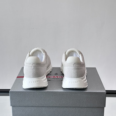 👟Prada网布运动鞋,采用透气网布+皮革拼接,简约又有辨识度✨。侧面三角标超有品牌感,橡胶鞋底舒适耐磨,日常穿搭或轻运 👟Prada网布运动鞋,采用透气网布+皮革拼接,简约又有辨识度✨。侧面三角标超有品牌感,橡胶鞋底舒适耐磨,日常穿搭或轻运
