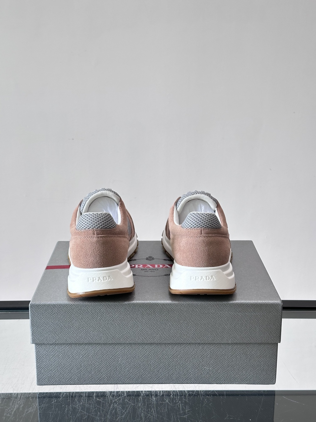 👟Prada网布运动鞋,采用透气网布+皮革拼接,简约又有辨识度✨。侧面三角标超有品牌感,橡胶鞋底舒适耐磨,日常穿搭或轻运 👟Prada网布运动鞋,采用透气网布+皮革拼接,简约又有辨识度✨。侧面三角标超有品牌感,橡胶鞋底舒适耐磨,日常穿搭或轻运