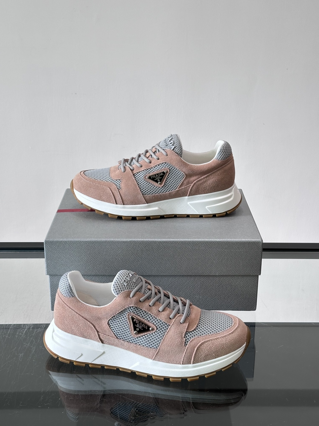 👟Prada网布运动鞋,采用透气网布+皮革拼接,简约又有辨识度✨。侧面三角标超有品牌感,橡胶鞋底舒适耐磨,日常穿搭或轻运 👟Prada网布运动鞋,采用透气网布+皮革拼接,简约又有辨识度✨。侧面三角标超有品牌感,橡胶鞋底舒适耐磨,日常穿搭或轻运
