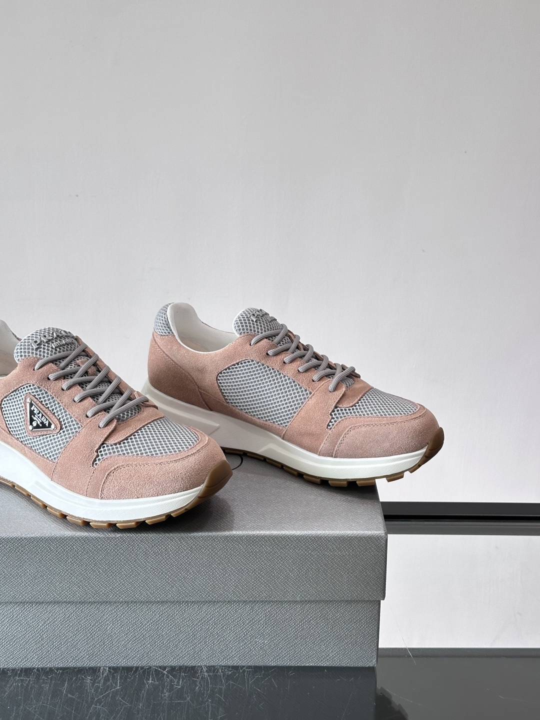 👟Prada网布运动鞋,采用透气网布+皮革拼接,简约又有辨识度✨。侧面三角标超有品牌感,橡胶鞋底舒适耐磨,日常穿搭或轻运 👟Prada网布运动鞋,采用透气网布+皮革拼接,简约又有辨识度✨。侧面三角标超有品牌感,橡胶鞋底舒适耐磨,日常穿搭或轻运