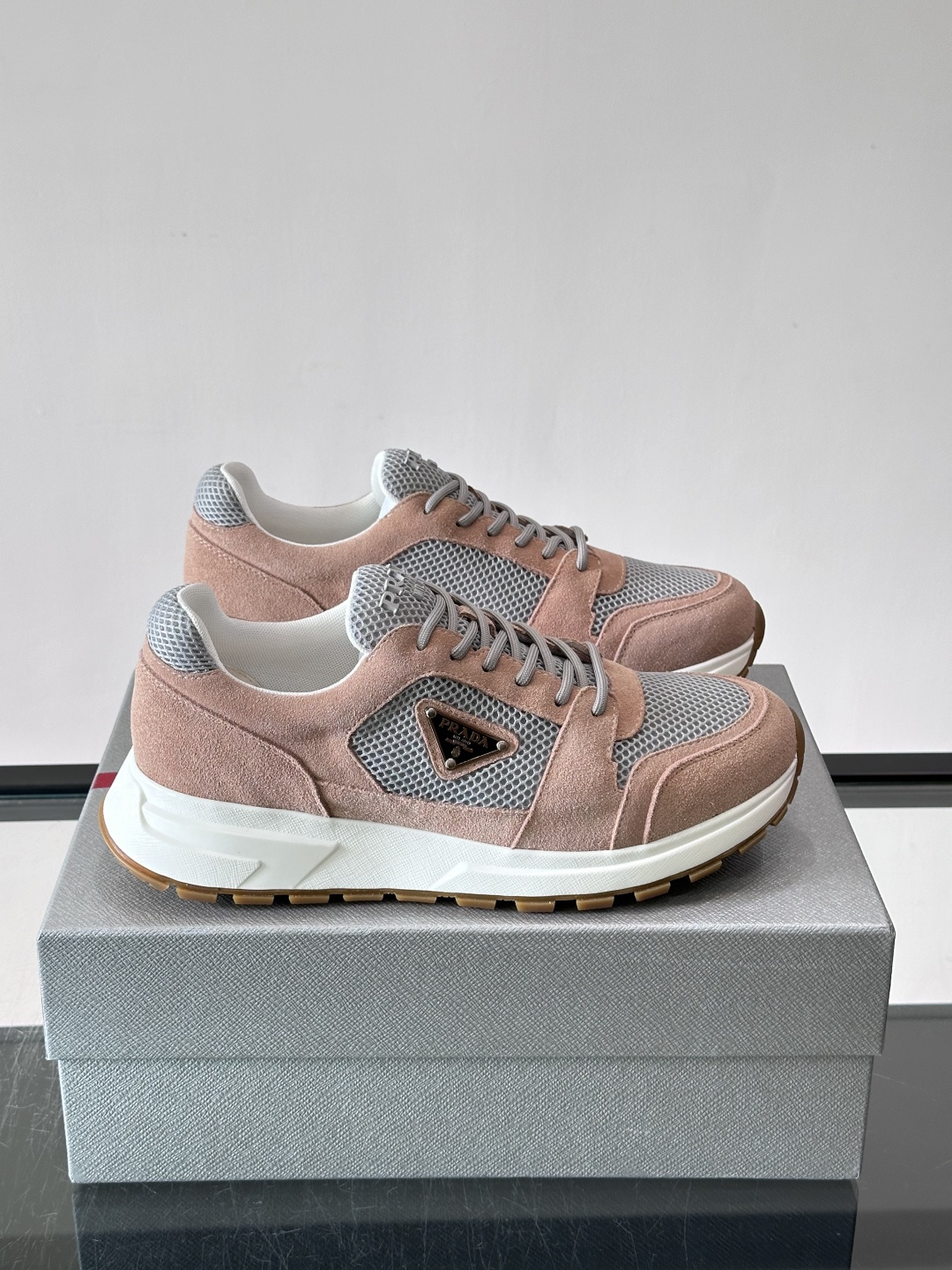 👟Prada网布运动鞋,采用透气网布+皮革拼接,简约又有辨识度✨。侧面三角标超有品牌感,橡胶鞋底舒适耐磨,日常穿搭或轻运 👟Prada网布运动鞋,采用透气网布+皮革拼接,简约又有辨识度✨。侧面三角标超有品牌感,橡胶鞋底舒适耐磨,日常穿搭或轻运