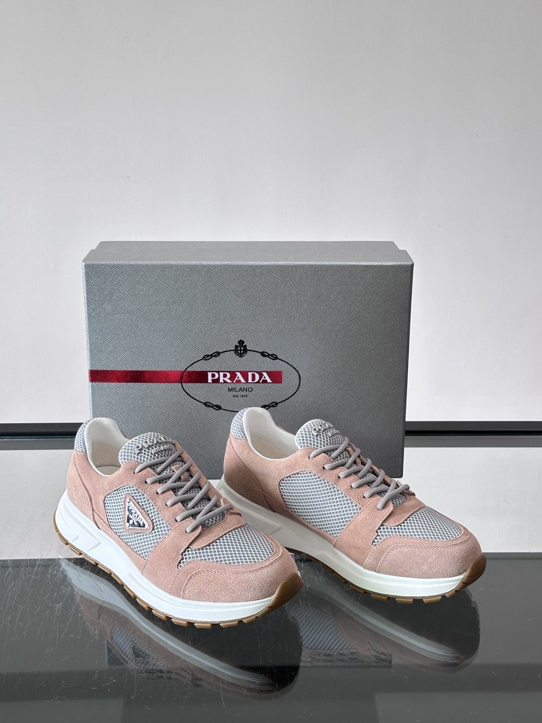 👟Prada网布运动鞋,采用透气网布+皮革拼接,简约又有辨识度✨。侧面三角标超有品牌感,橡胶鞋底舒适耐磨,日常穿搭或轻运 👟Prada网布运动鞋,采用透气网布+皮革拼接,简约又有辨识度✨。侧面三角标超有品牌感,橡胶鞋底舒适耐磨,日常穿搭或轻运
