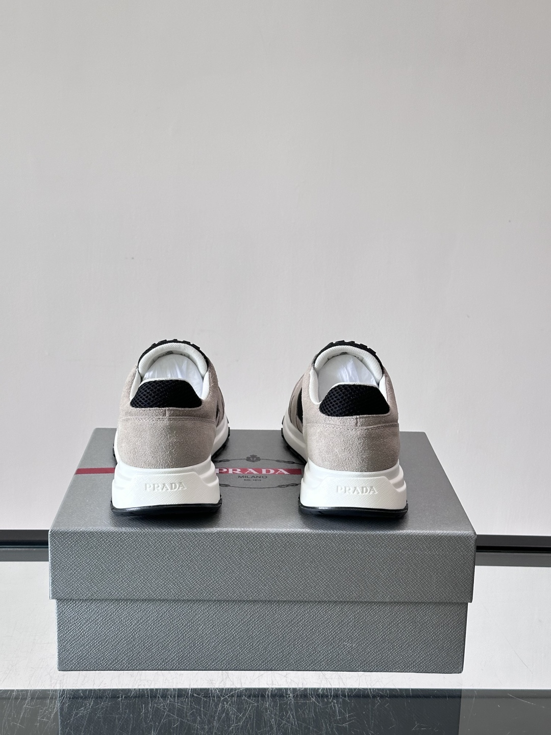 👟Prada网布运动鞋，采用透气网布+皮革拼接，简约又有辨识度✨。侧面三角标超有品牌感，橡胶鞋底舒适耐磨，日常穿搭或轻运