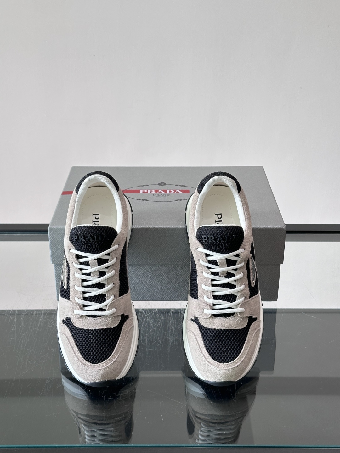 👟Prada网布运动鞋，采用透气网布+皮革拼接，简约又有辨识度✨。侧面三角标超有品牌感，橡胶鞋底舒适耐磨，日常穿搭或轻运