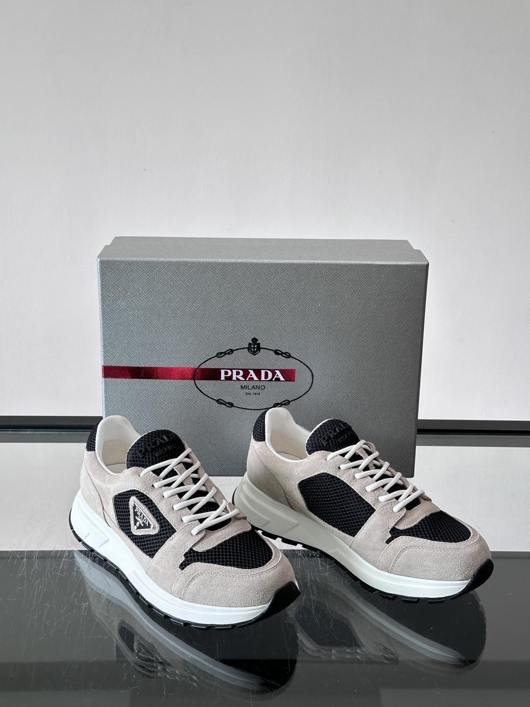 👟Prada网布运动鞋，采用透气网布+皮革拼接，简约又有辨识度✨。侧面三角标超有品牌感，橡胶鞋底舒适耐磨，日常穿搭或轻运