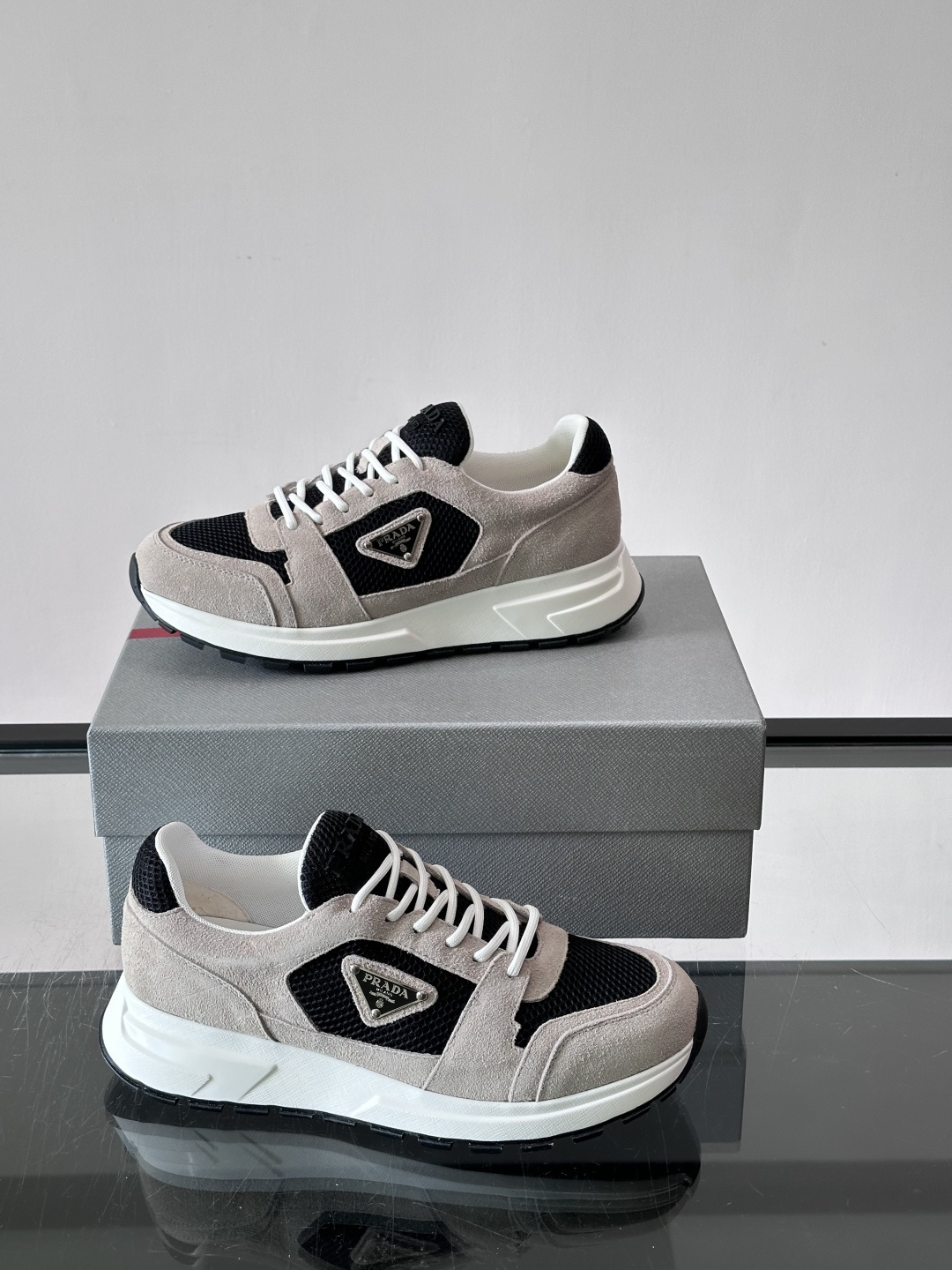 👟Prada网布运动鞋，采用透气网布+皮革拼接，简约又有辨识度✨。侧面三角标超有品牌感，橡胶鞋底舒适耐磨，日常穿搭或轻运
