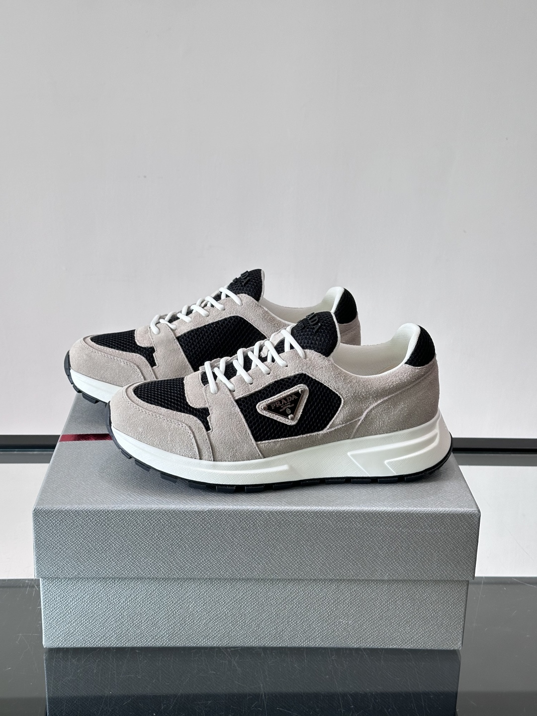 👟Prada网布运动鞋，采用透气网布+皮革拼接，简约又有辨识度✨。侧面三角标超有品牌感，橡胶鞋底舒适耐磨，日常穿搭或轻运