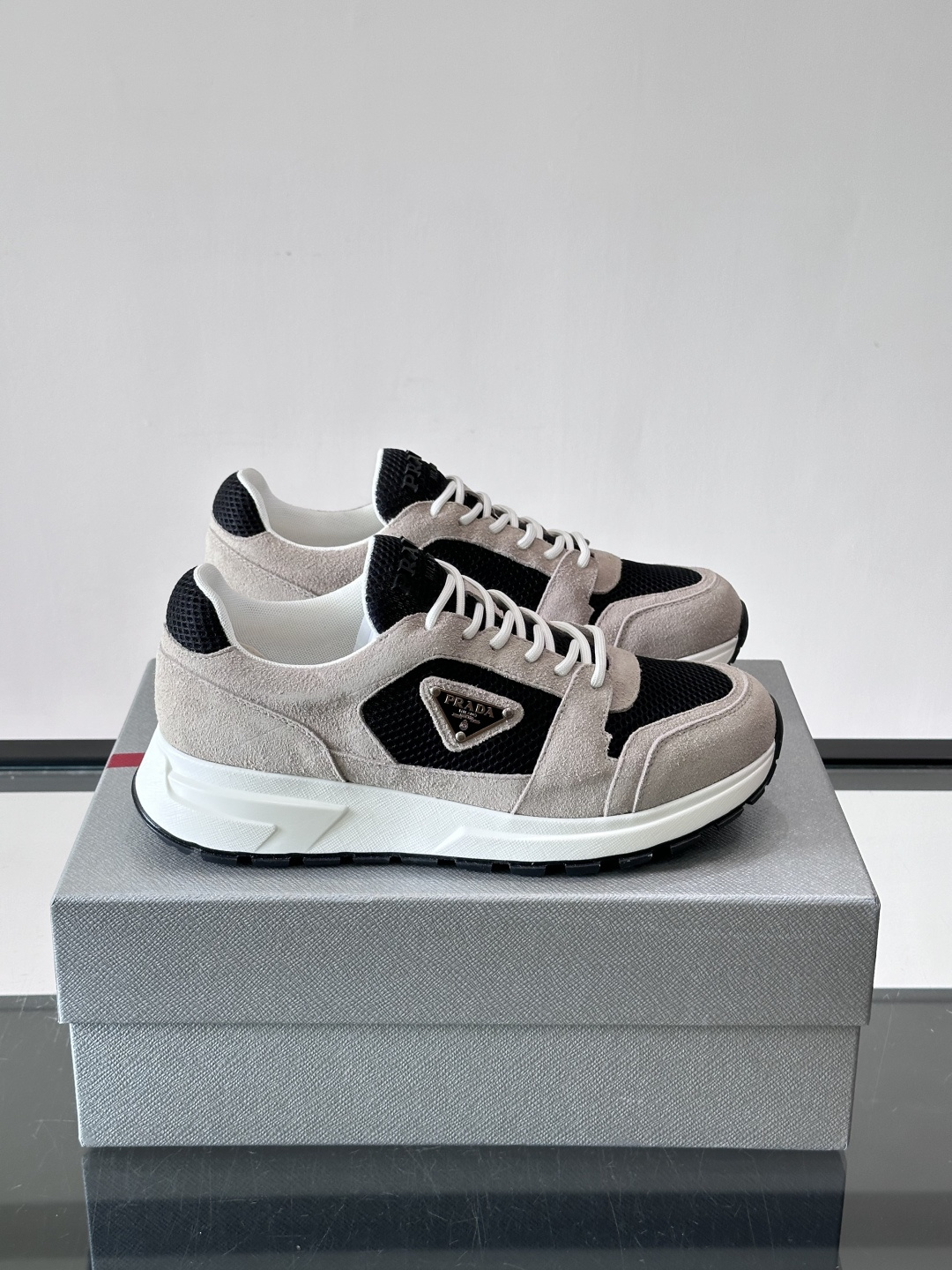 👟Prada网布运动鞋,采用透气网布+皮革拼接,简约又有辨识度✨。侧面三角标超有品牌感,橡胶鞋底舒适耐磨,日常穿搭或轻运 👟Prada网布运动鞋,采用透气网布+皮革拼接,简约又有辨识度✨。侧面三角标超有品牌感,橡胶鞋底舒适耐磨,日常穿搭或轻运