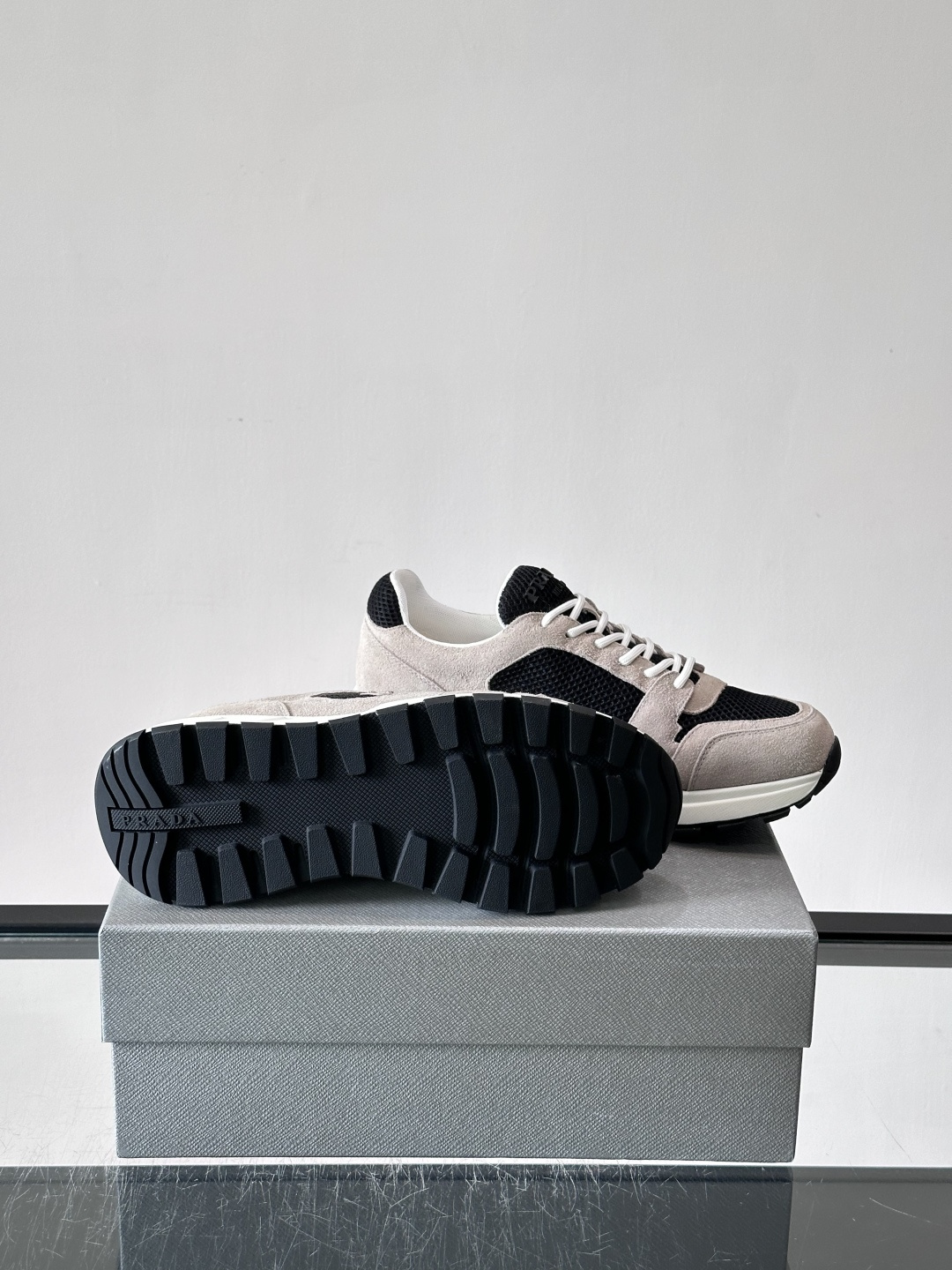 👟Prada网布运动鞋，采用透气网布+皮革拼接，简约又有辨识度✨。侧面三角标超有品牌感，橡胶鞋底舒适耐磨，日常穿搭或轻运