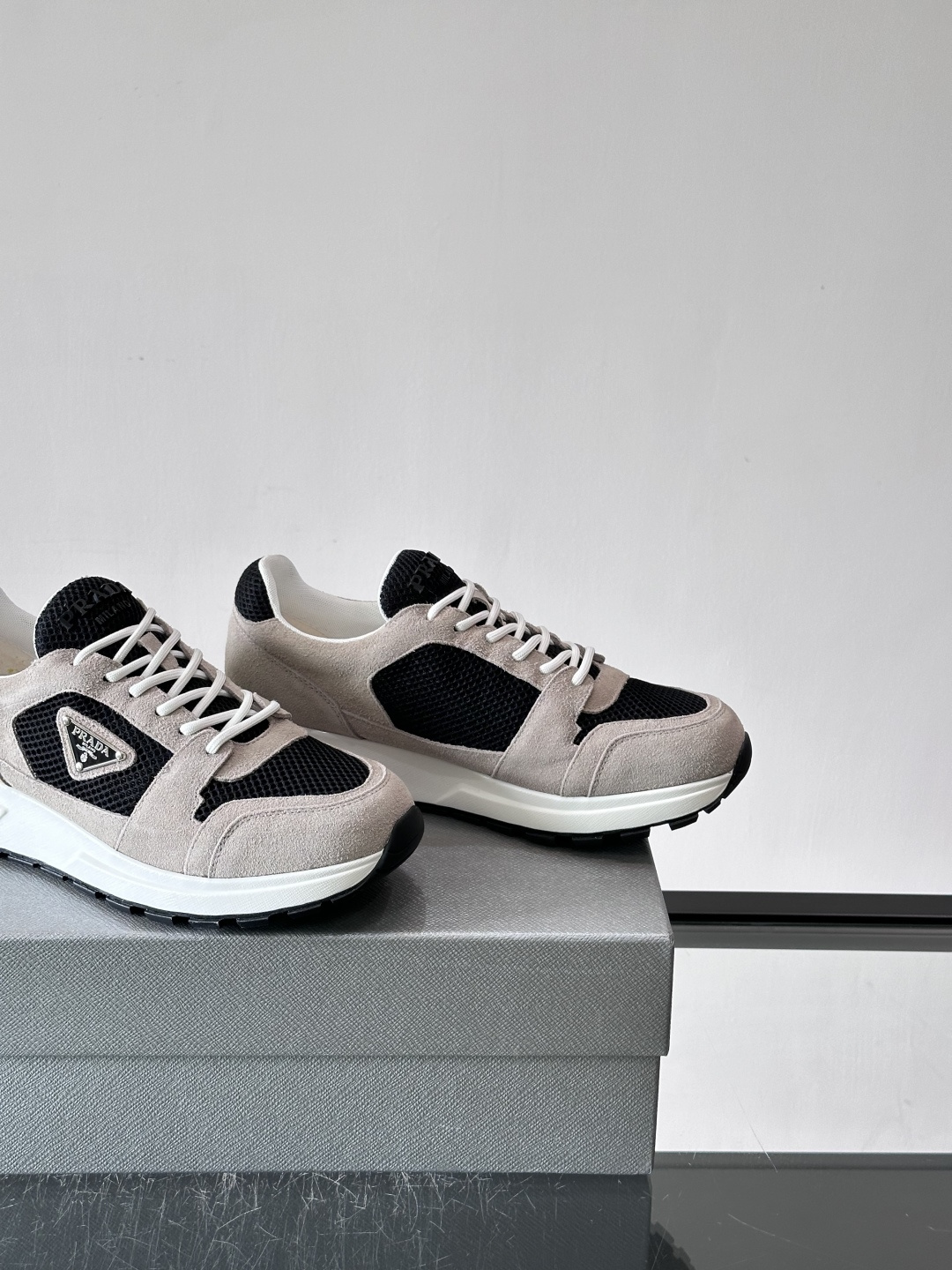 👟Prada网布运动鞋，采用透气网布+皮革拼接，简约又有辨识度✨。侧面三角标超有品牌感，橡胶鞋底舒适耐磨，日常穿搭或轻运