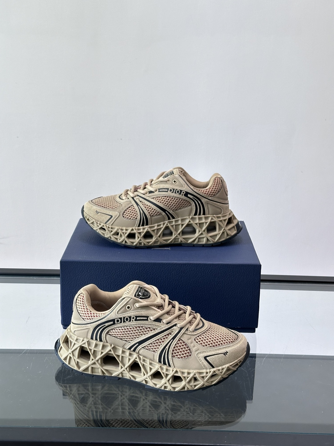 Dior 迪奥 👟B35最新款老爹运动鞋 老爹鞋 以时髦复古风格丰富经典系列。精心制作，可全年与休闲造型搭 顺应复古市场