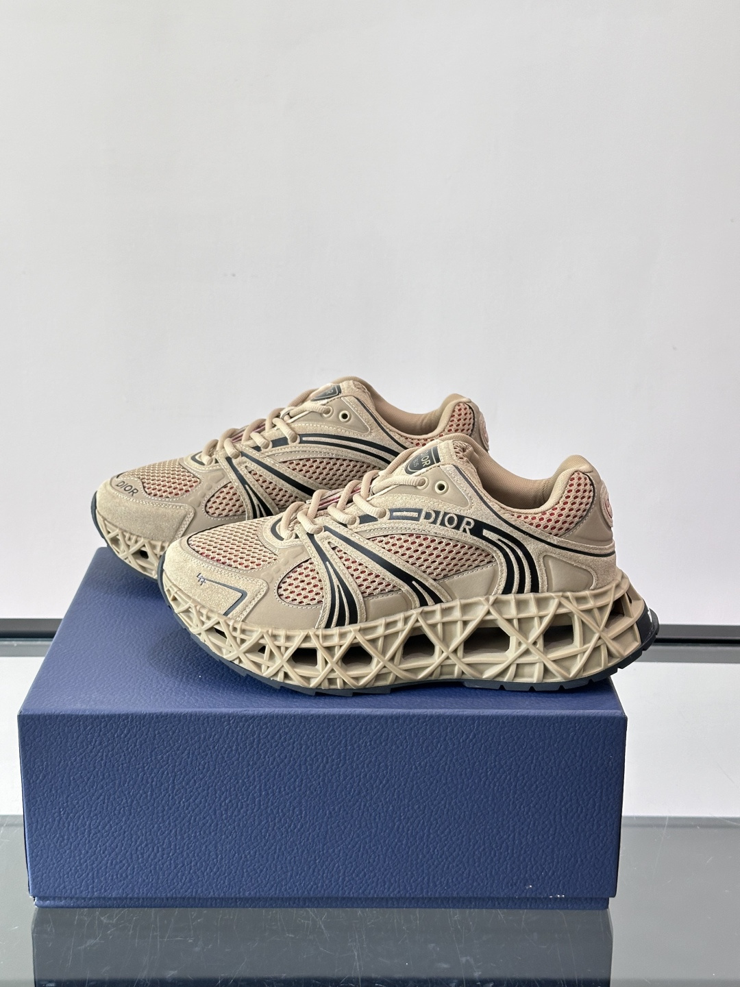 Dior 迪奥 👟B35最新款老爹运动鞋 老爹鞋 以时髦复古风格丰富经典系列。精心制作，可全年与休闲造型搭 顺应复古市场