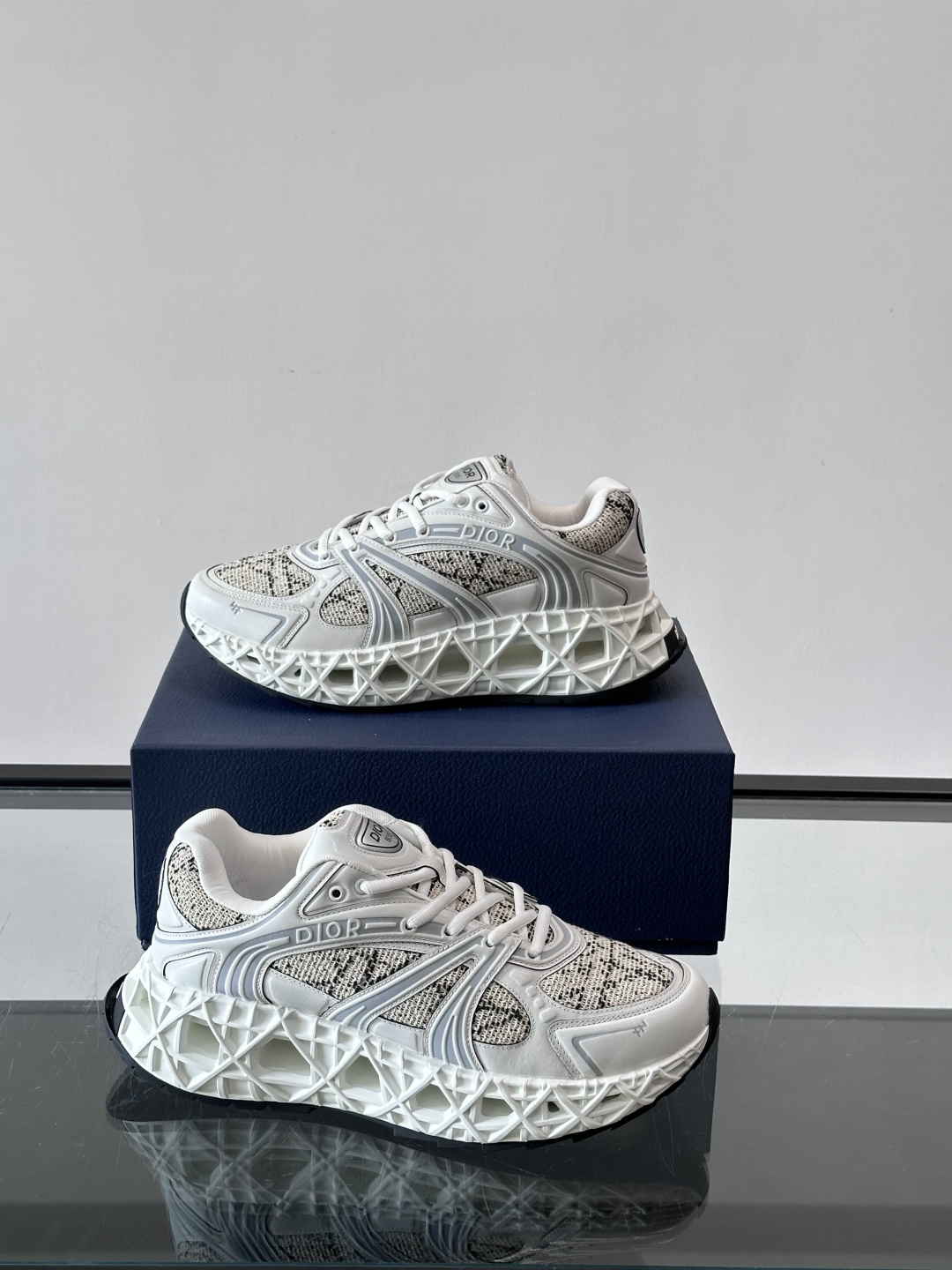 Dior 迪奥 👟B35最新款老爹运动鞋 老爹鞋 以时髦复古风格丰富经典系列。精心制作，可全年与休闲造型搭 顺应复古市场