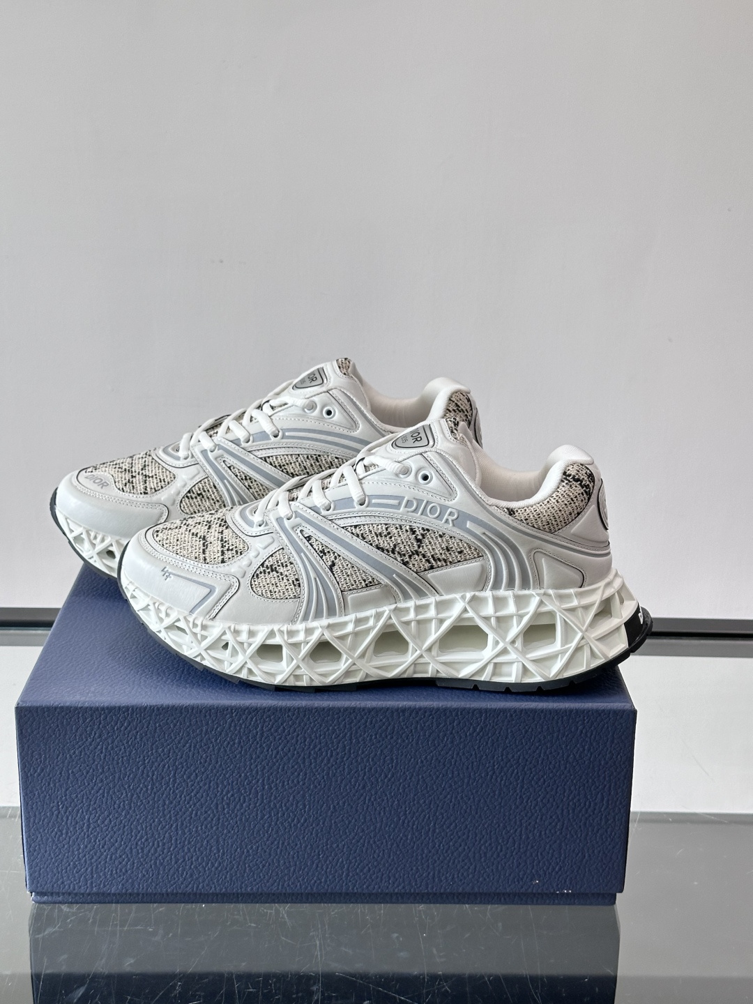 Dior 迪奥 👟B35最新款老爹运动鞋 老爹鞋 以时髦复古风格丰富经典系列。精心制作，可全年与休闲造型搭 顺应复古市场