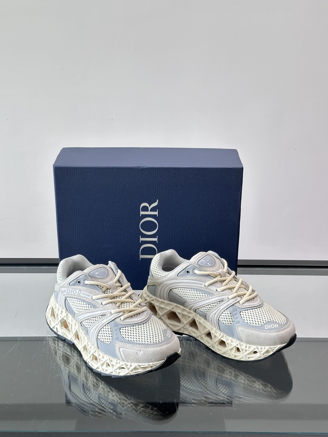 Dior 迪奥 👟B35最新款老爹运动鞋 老爹鞋 以时髦复古风格丰富经典系列。精心制作,可全年与休闲造型搭 顺应复古市场 Dior 迪奥 👟B35最新款老爹运动鞋 老爹鞋 以时髦复古风格丰富经典系列。精心制作,可全年与休闲造型搭 顺应复古市场