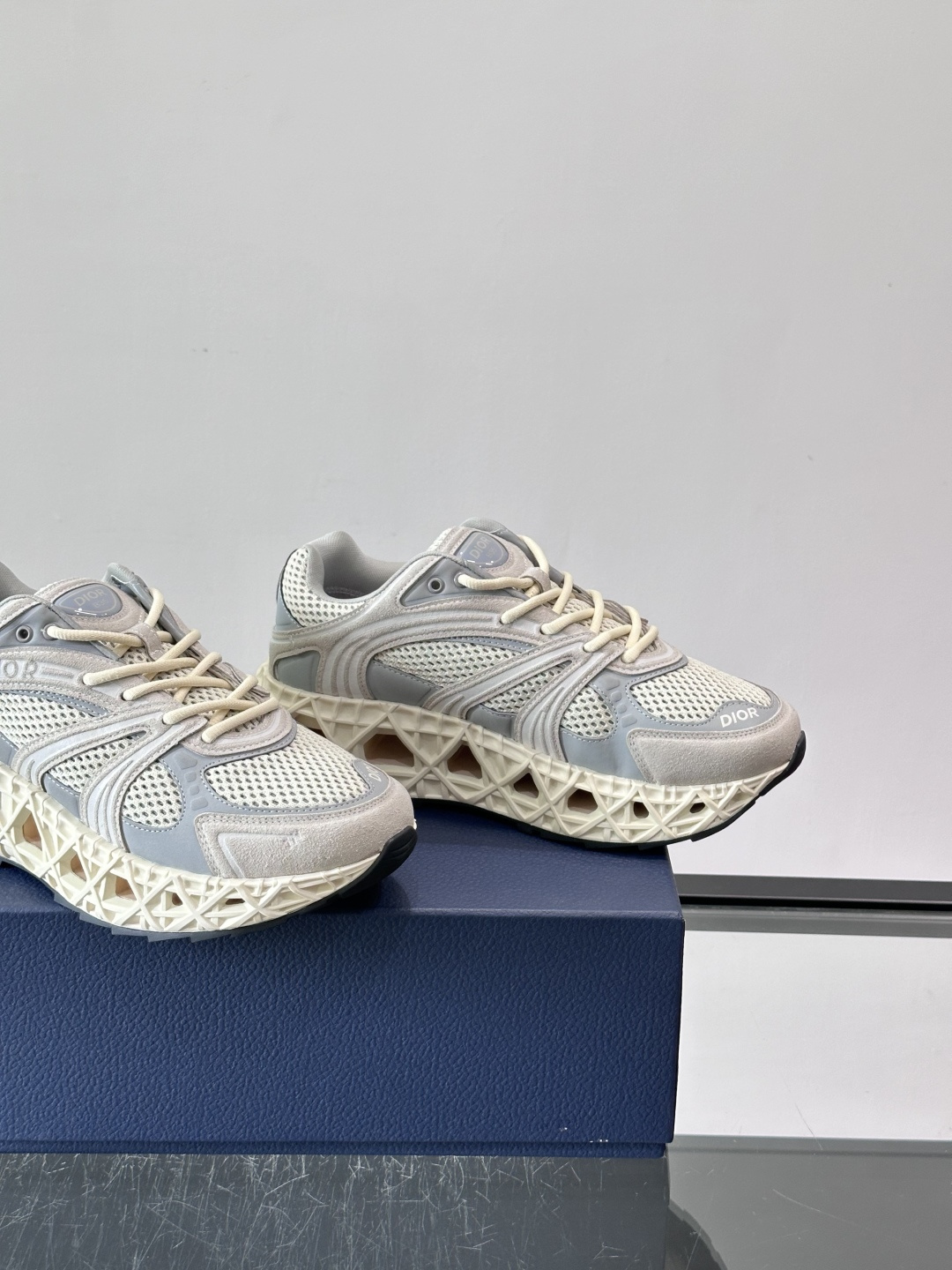 Dior 迪奥 👟B35最新款老爹运动鞋 老爹鞋 以时髦复古风格丰富经典系列。精心制作,可全年与休闲造型搭 顺应复古市场 Dior 迪奥 👟B35最新款老爹运动鞋 老爹鞋 以时髦复古风格丰富经典系列。精心制作,可全年与休闲造型搭 顺应复古市场