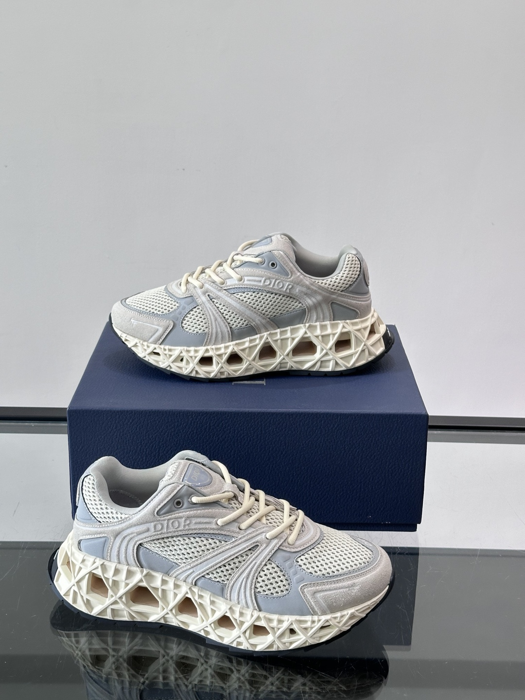 Dior 迪奥 👟B35最新款老爹运动鞋 老爹鞋 以时髦复古风格丰富经典系列。精心制作,可全年与休闲造型搭 顺应复古市场 Dior 迪奥 👟B35最新款老爹运动鞋 老爹鞋 以时髦复古风格丰富经典系列。精心制作,可全年与休闲造型搭 顺应复古市场