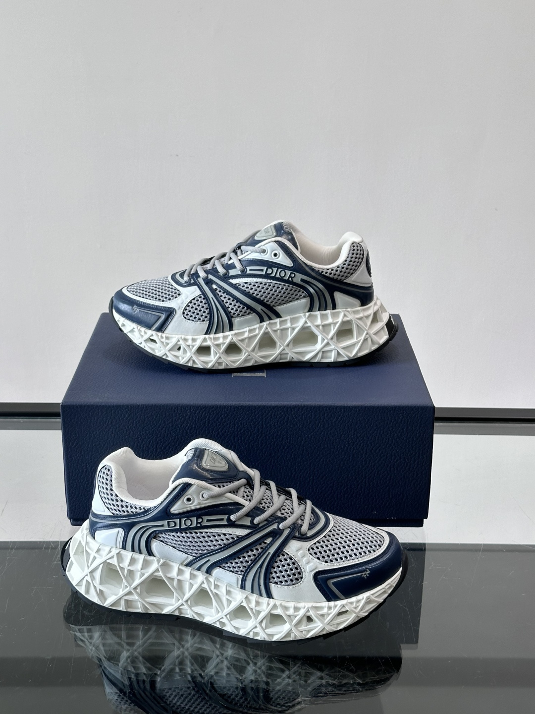 Dior 迪奥 👟B35最新款老爹运动鞋 老爹鞋 以时髦复古风格丰富经典系列。精心制作,可全年与休闲造型搭 顺应复古市场 Dior 迪奥 👟B35最新款老爹运动鞋 老爹鞋 以时髦复古风格丰富经典系列。精心制作,可全年与休闲造型搭 顺应复古市场