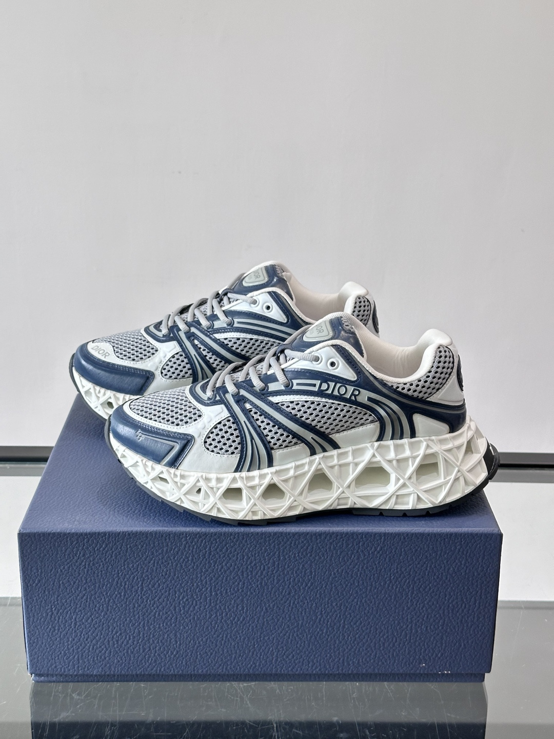 Dior 迪奥 👟B35最新款老爹运动鞋 老爹鞋 以时髦复古风格丰富经典系列。精心制作,可全年与休闲造型搭 顺应复古市场 Dior 迪奥 👟B35最新款老爹运动鞋 老爹鞋 以时髦复古风格丰富经典系列。精心制作,可全年与休闲造型搭 顺应复古市场