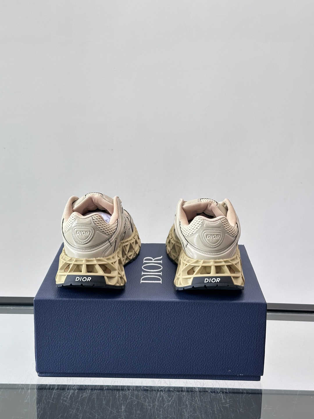 Dior 迪奥 👟B35最新款老爹运动鞋 老爹鞋 以时髦复古风格丰富经典系列。精心制作,可全年与休闲造型搭 顺应复古市场 Dior 迪奥 👟B35最新款老爹运动鞋 老爹鞋 以时髦复古风格丰富经典系列。精心制作,可全年与休闲造型搭 顺应复古市场