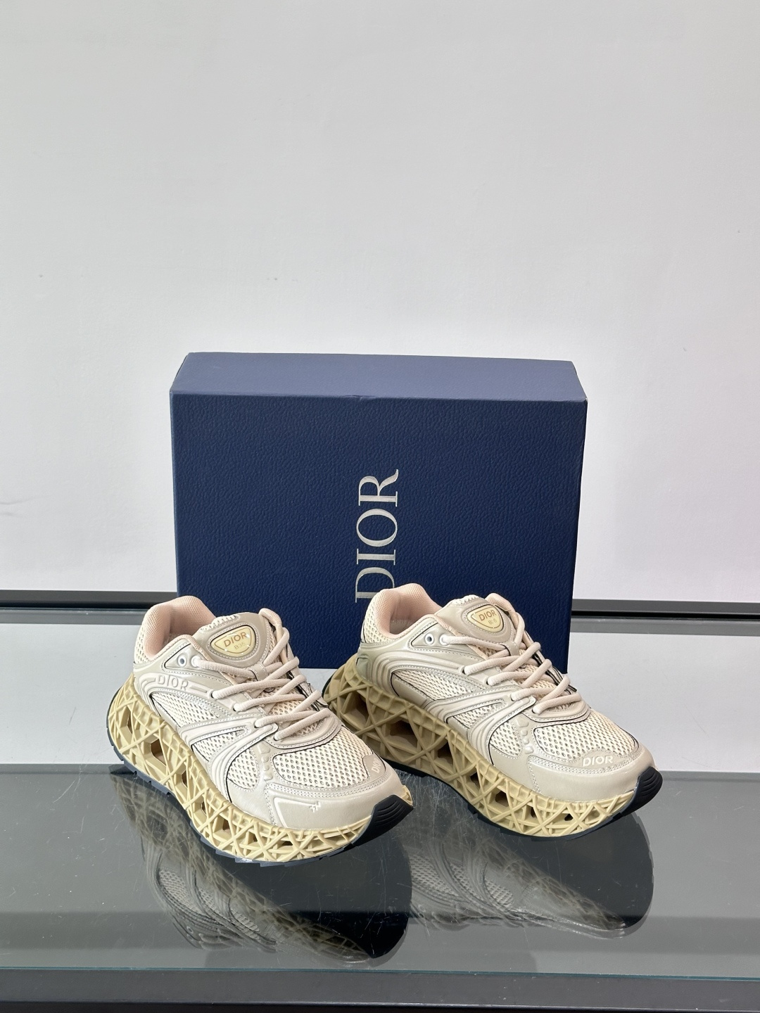 Dior 迪奥 👟B35最新款老爹运动鞋 老爹鞋 以时髦复古风格丰富经典系列。精心制作,可全年与休闲造型搭 顺应复古市场 Dior 迪奥 👟B35最新款老爹运动鞋 老爹鞋 以时髦复古风格丰富经典系列。精心制作,可全年与休闲造型搭 顺应复古市场