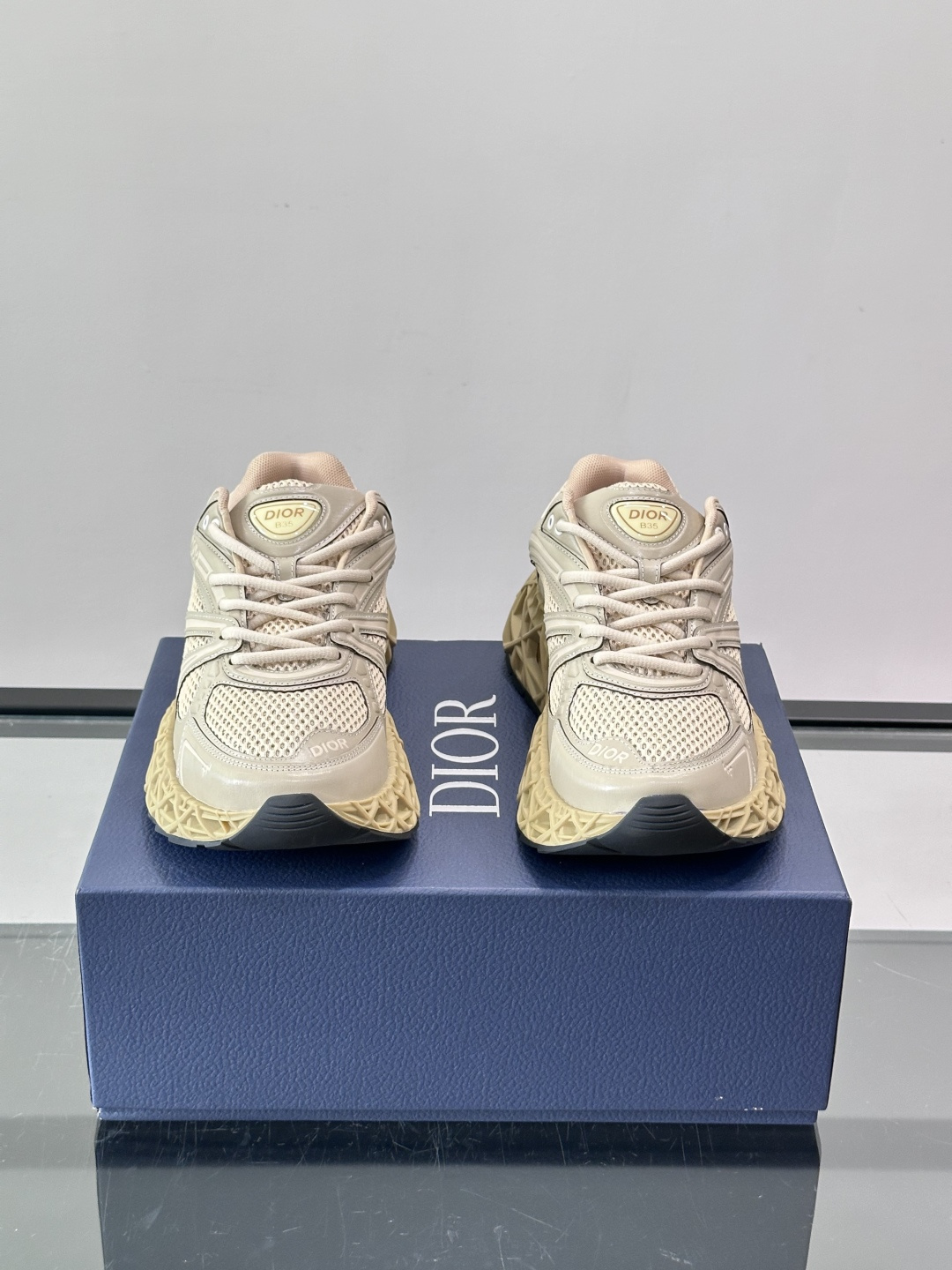 Dior 迪奥 👟B35最新款老爹运动鞋 老爹鞋 以时髦复古风格丰富经典系列。精心制作,可全年与休闲造型搭 顺应复古市场 Dior 迪奥 👟B35最新款老爹运动鞋 老爹鞋 以时髦复古风格丰富经典系列。精心制作,可全年与休闲造型搭 顺应复古市场