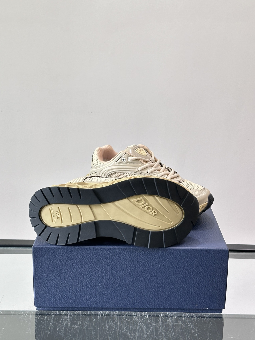 Dior 迪奥 👟B35最新款老爹运动鞋 老爹鞋 以时髦复古风格丰富经典系列。精心制作,可全年与休闲造型搭 顺应复古市场 Dior 迪奥 👟B35最新款老爹运动鞋 老爹鞋 以时髦复古风格丰富经典系列。精心制作,可全年与休闲造型搭 顺应复古市场