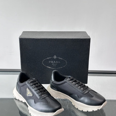 Prada 男士运动鞋,鞋面是荔枝纹皮革 + 网面拼接,鞋侧有金色三角形 Prada 徽标,质感上荔枝纹皮革的颗 Prada 男士运动鞋,鞋面是荔枝纹皮革 + 网面拼接,鞋侧有金色三角形 Prada 徽标,质感上荔枝纹皮革的颗