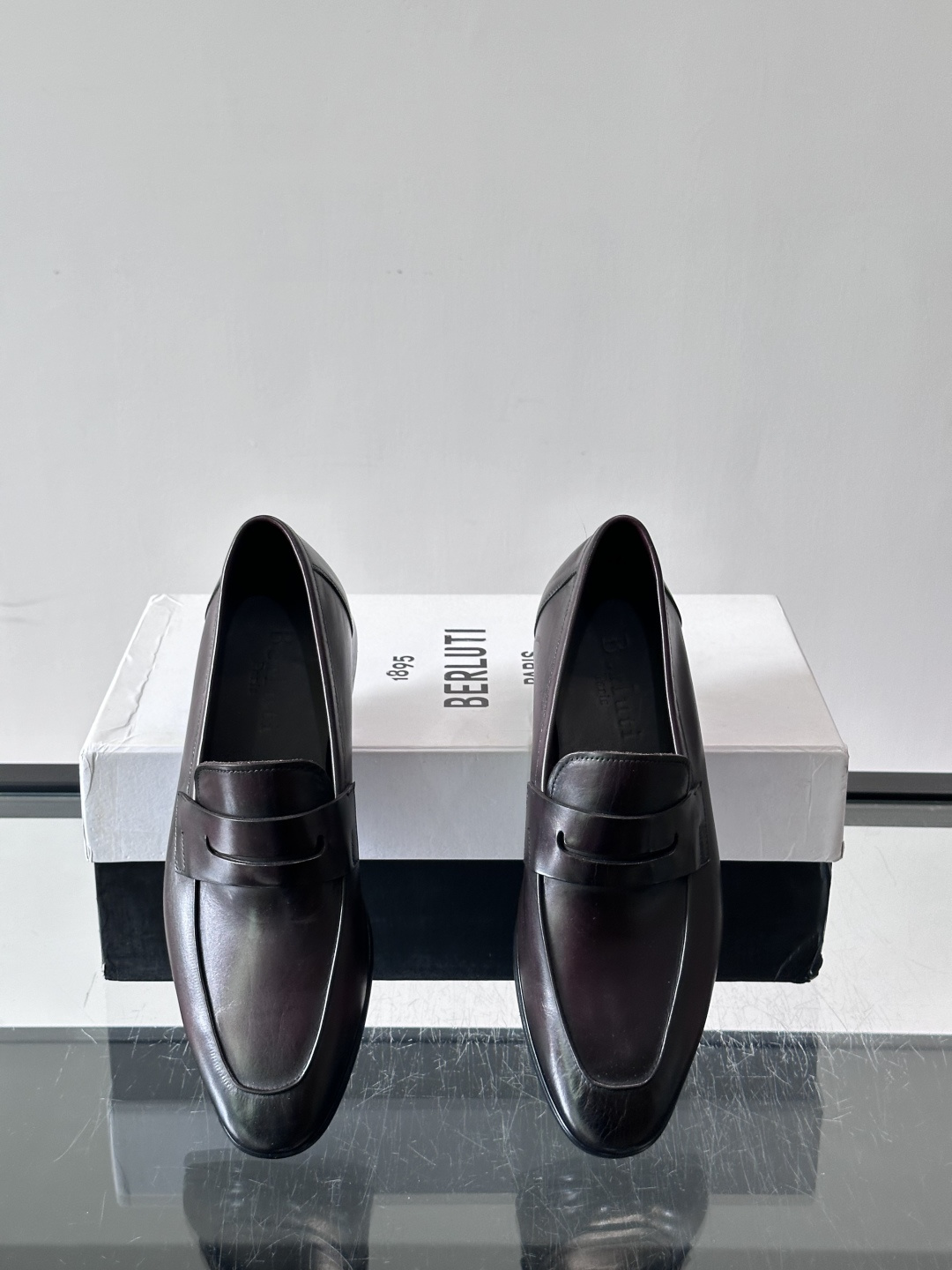 Berluti/布鲁提高端真皮大底正装皮鞋，采用进口牛皮鞋面 柔软有型，手工改色工艺，低调奢华气质，舒适透气版型，小牛皮