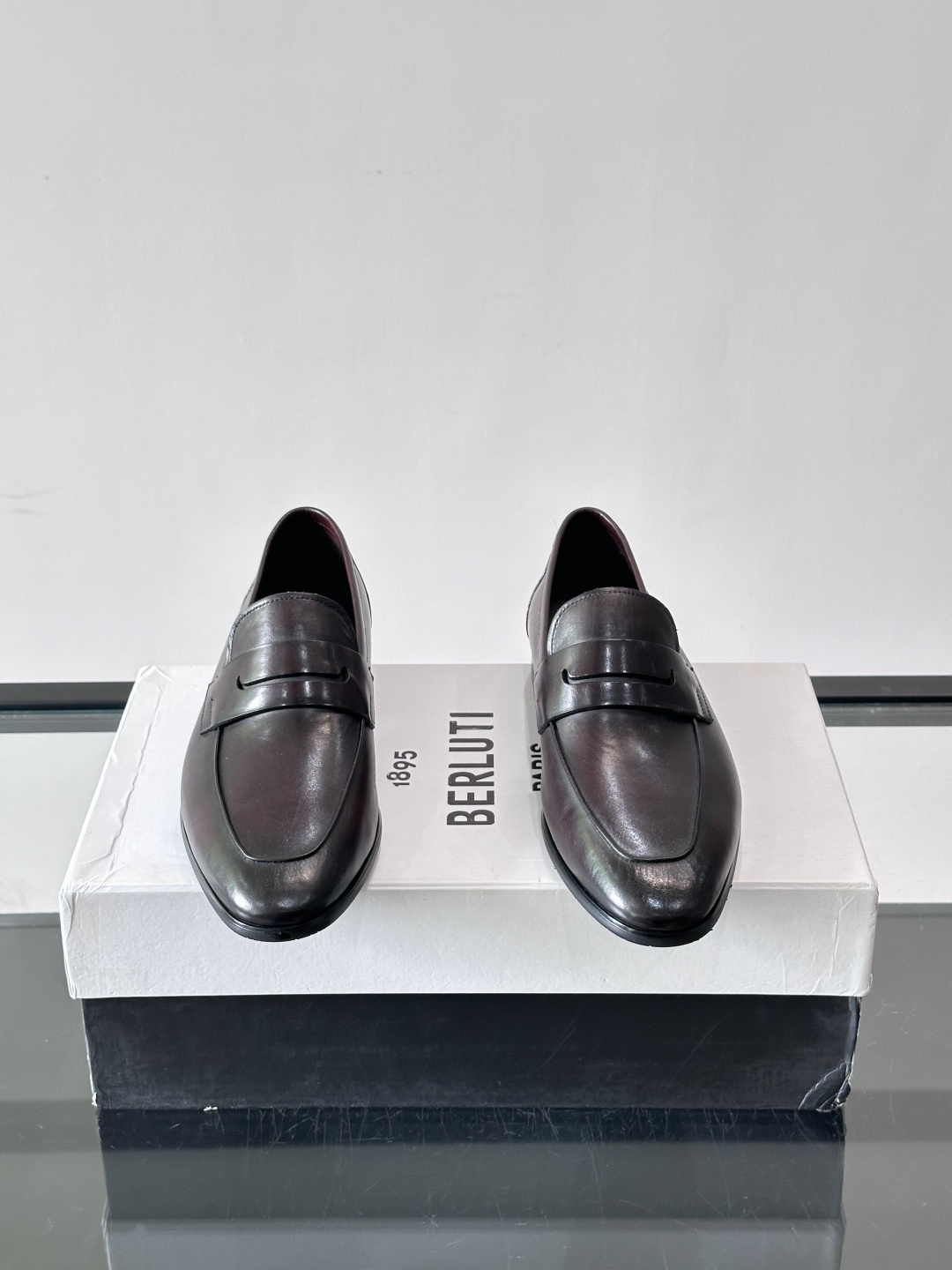 Berluti/布鲁提高端真皮大底正装皮鞋，采用进口牛皮鞋面 柔软有型，手工改色工艺，低调奢华气质，舒适透气版型，小牛皮