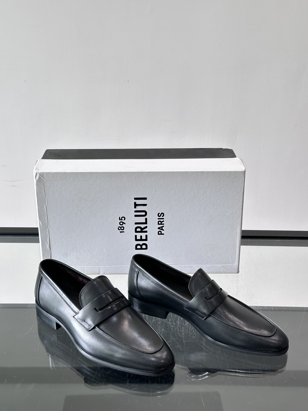 Berluti/布鲁提高端真皮大底正装皮鞋,采用进口牛皮鞋面 柔软有型,手工改色工艺,低调奢华气质,舒适透气版型,小牛皮 Berluti/布鲁提高端真皮大底正装皮鞋,采用进口牛皮鞋面 柔软有型,手工改色工艺,低调奢华气质,舒适透气版型,小牛皮