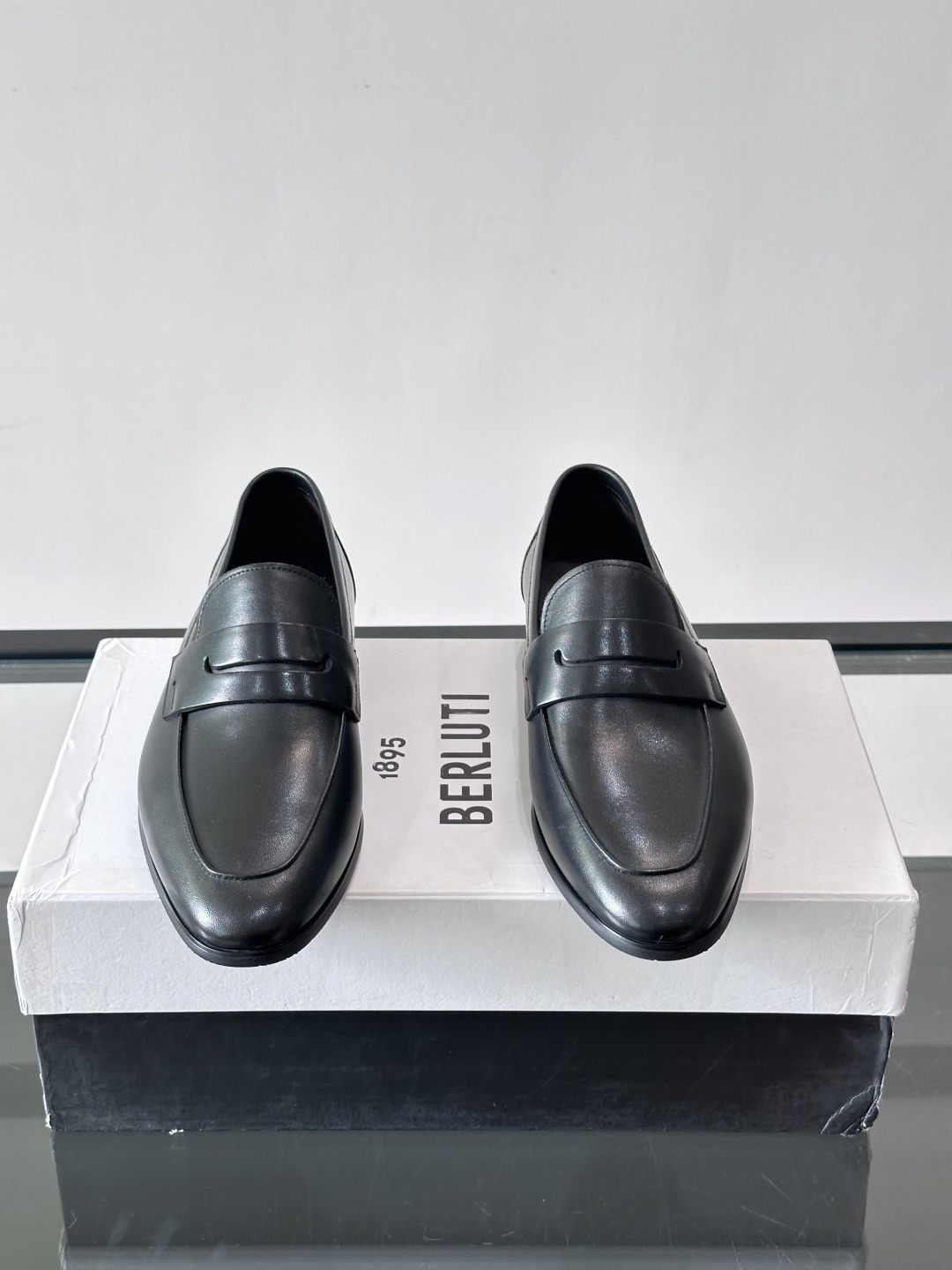 Berluti/布鲁提高端真皮大底正装皮鞋,采用进口牛皮鞋面 柔软有型,手工改色工艺,低调奢华气质,舒适透气版型,小牛皮 Berluti/布鲁提高端真皮大底正装皮鞋,采用进口牛皮鞋面 柔软有型,手工改色工艺,低调奢华气质,舒适透气版型,小牛皮