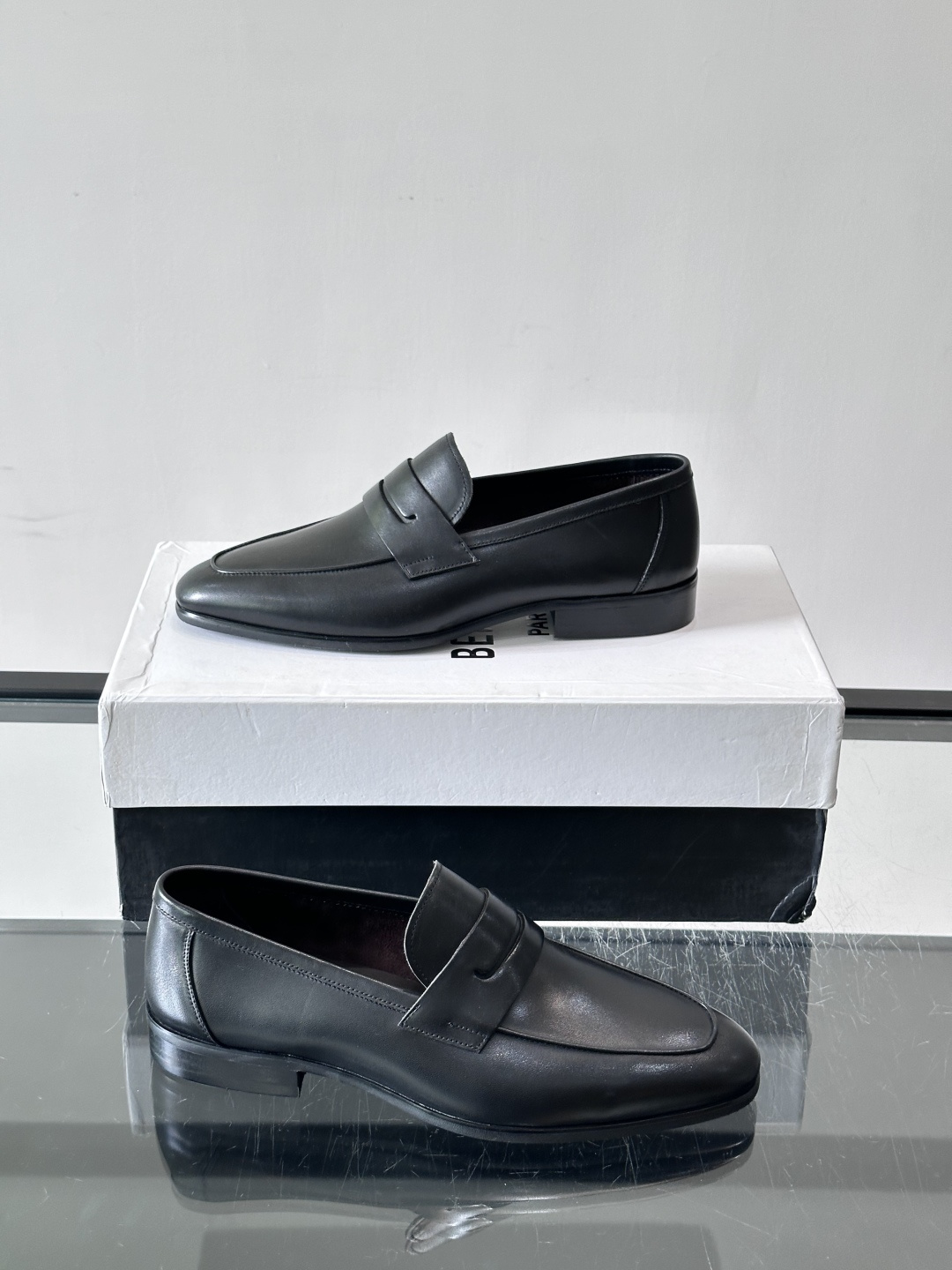Berluti/布鲁提高端真皮大底正装皮鞋,采用进口牛皮鞋面 柔软有型,手工改色工艺,低调奢华气质,舒适透气版型,小牛皮 Berluti/布鲁提高端真皮大底正装皮鞋,采用进口牛皮鞋面 柔软有型,手工改色工艺,低调奢华气质,舒适透气版型,小牛皮