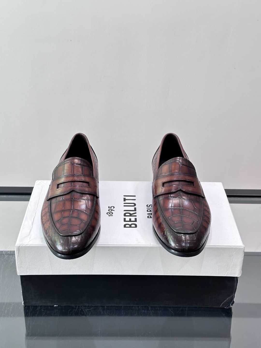 Berluti/布鲁提高端真皮大底正装皮鞋,采用进口牛皮鞋面 柔软有型,手工改色工艺,低调奢华气质,舒适透气版型,小牛皮 Berluti/布鲁提高端真皮大底正装皮鞋,采用进口牛皮鞋面 柔软有型,手工改色工艺,低调奢华气质,舒适透气版型,小牛皮