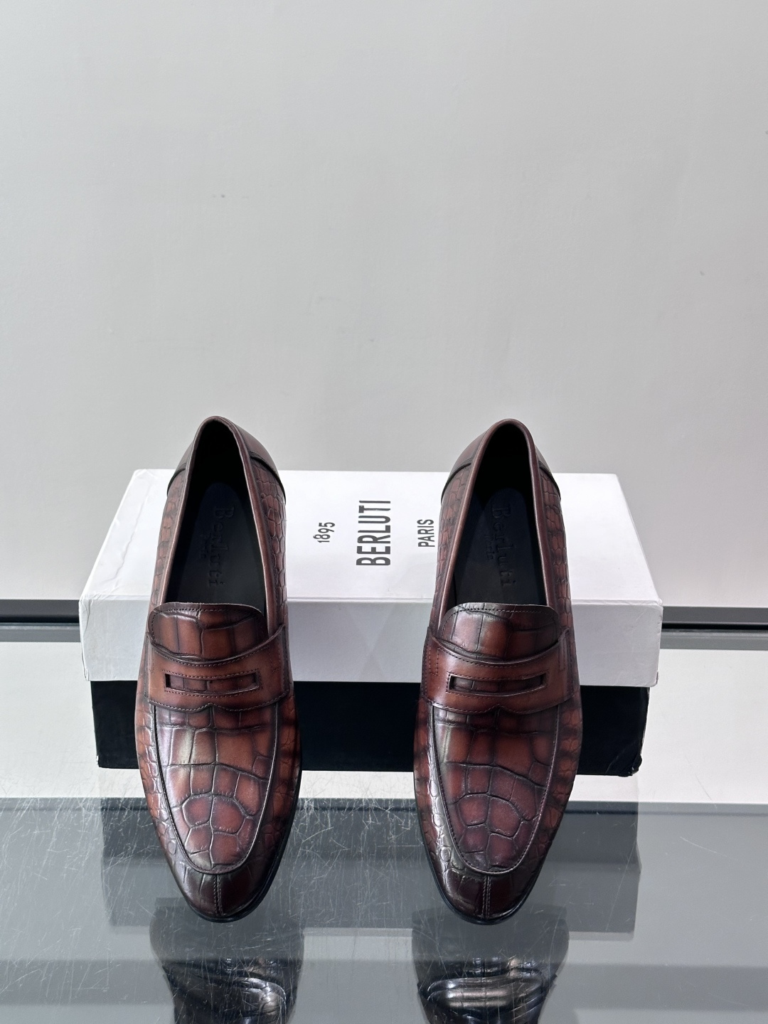 Berluti/布鲁提高端真皮大底正装皮鞋,采用进口牛皮鞋面 柔软有型,手工改色工艺,低调奢华气质,舒适透气版型,小牛皮 Berluti/布鲁提高端真皮大底正装皮鞋,采用进口牛皮鞋面 柔软有型,手工改色工艺,低调奢华气质,舒适透气版型,小牛皮