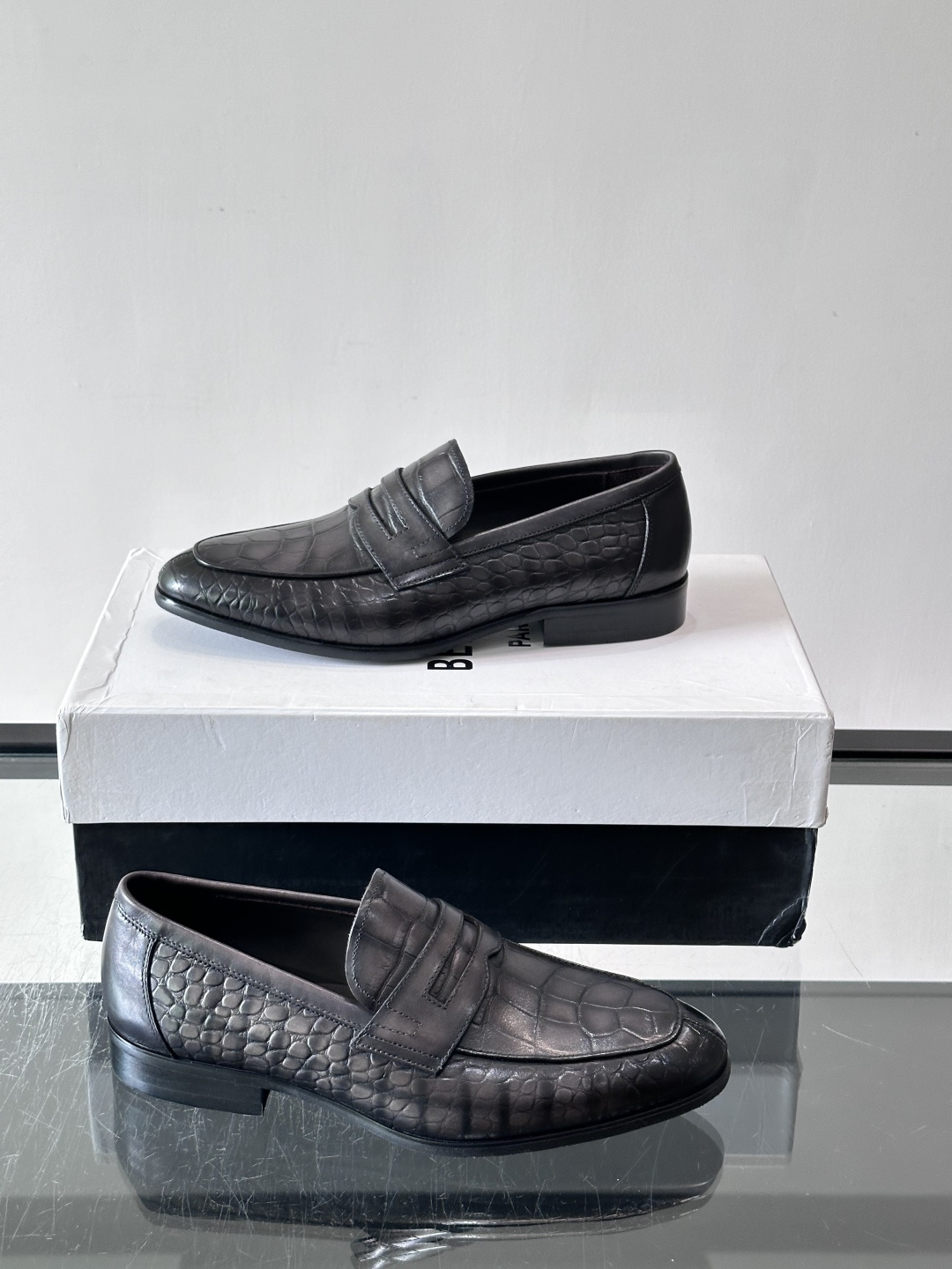 Berluti/布鲁提高端真皮大底正装皮鞋，采用进口牛皮鞋面 柔软有型，手工改色工艺，低调奢华气质，舒适透气版型，小牛皮