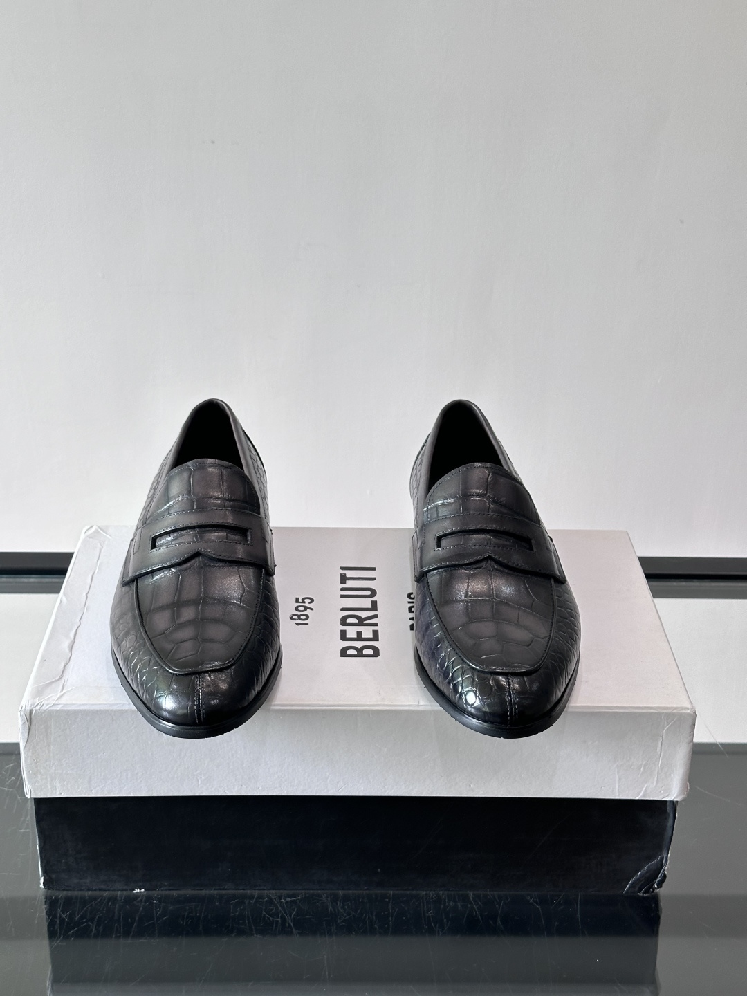Berluti/布鲁提高端真皮大底正装皮鞋，采用进口牛皮鞋面 柔软有型，手工改色工艺，低调奢华气质，舒适透气版型，小牛皮