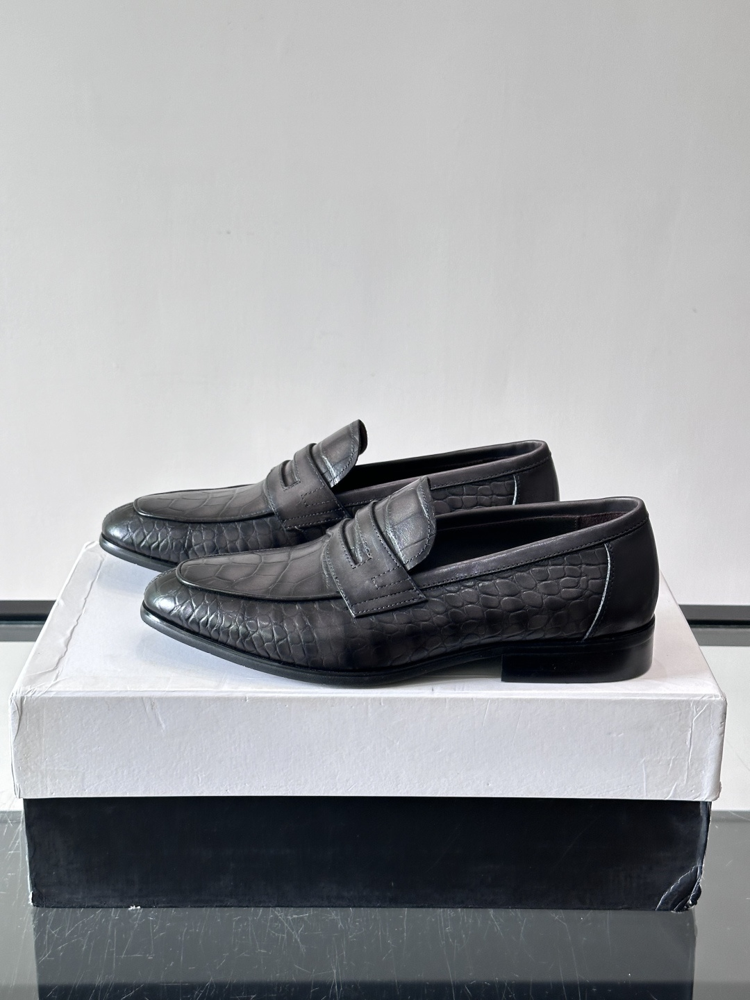 Berluti/布鲁提高端真皮大底正装皮鞋，采用进口牛皮鞋面 柔软有型，手工改色工艺，低调奢华气质，舒适透气版型，小牛皮