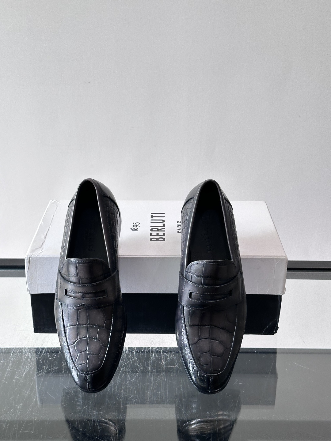 Berluti/布鲁提高端真皮大底正装皮鞋，采用进口牛皮鞋面 柔软有型，手工改色工艺，低调奢华气质，舒适透气版型，小牛皮