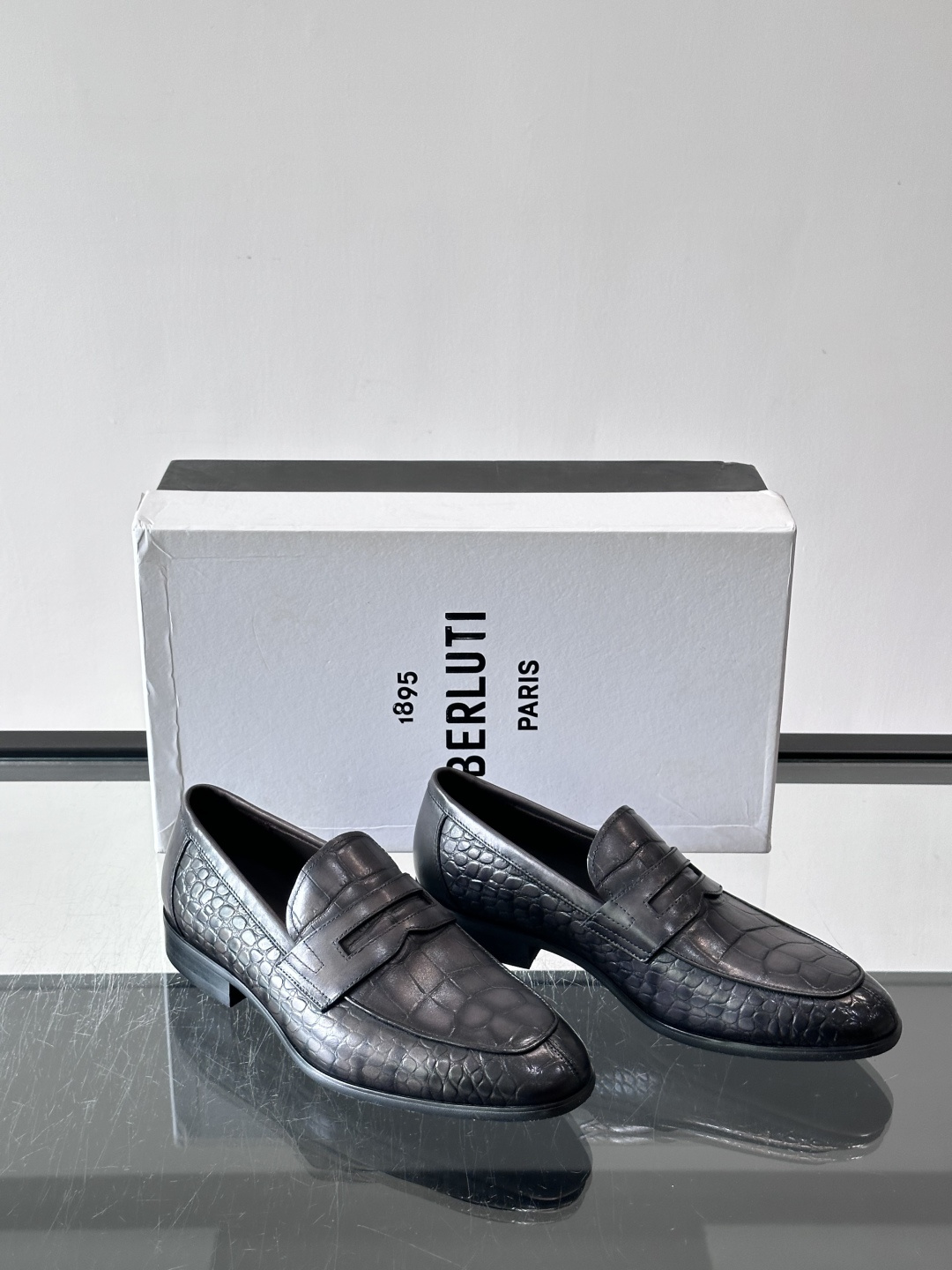 Berluti/布鲁提高端真皮大底正装皮鞋，采用进口牛皮鞋面 柔软有型，手工改色工艺，低调奢华气质，舒适透气版型，小牛皮