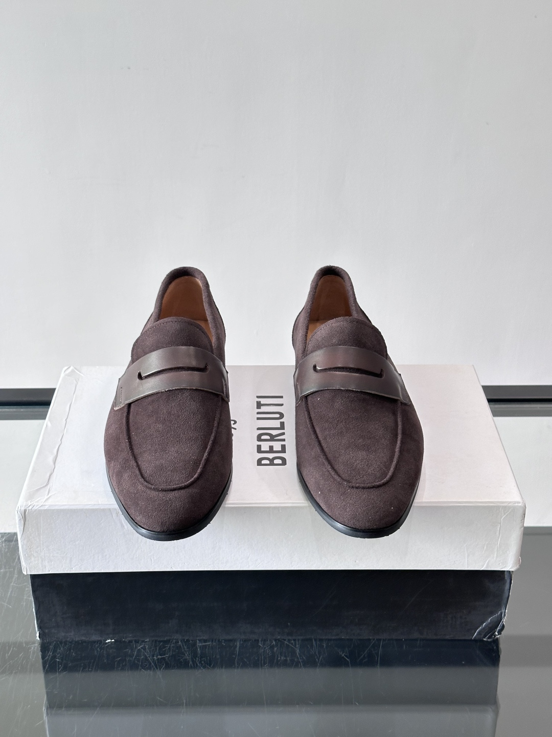 Berluti/布鲁提乐福鞋​​，麂皮鞋面，，黑色真皮质鞋底。 麂皮的质感更柔和。整体更有老钱休闲的感觉。 彰显不凡态度