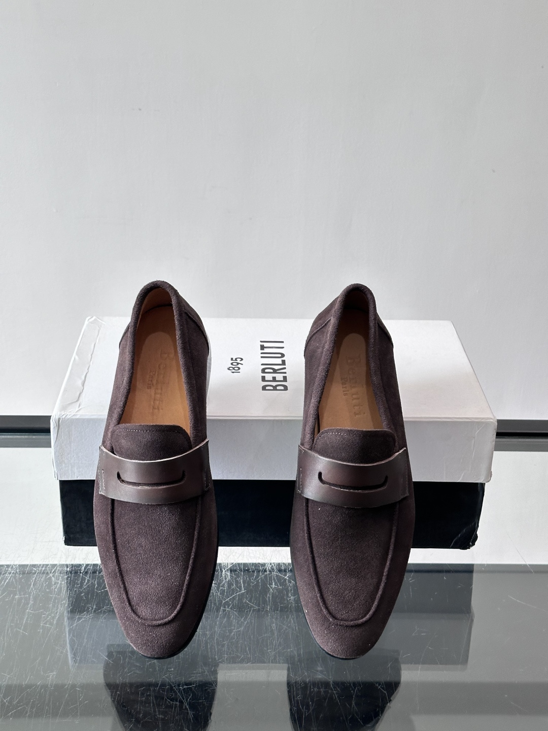 Berluti/布鲁提乐福鞋​​，麂皮鞋面，，黑色真皮质鞋底。 麂皮的质感更柔和。整体更有老钱休闲的感觉。 彰显不凡态度