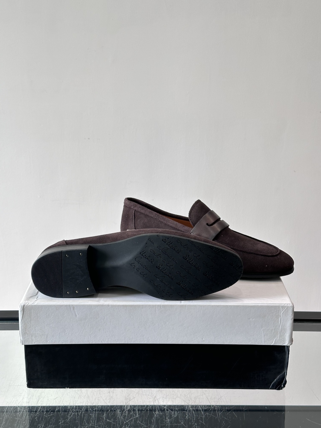 Berluti/布鲁提乐福鞋​​，麂皮鞋面，，黑色真皮质鞋底。 麂皮的质感更柔和。整体更有老钱休闲的感觉。 彰显不凡态度