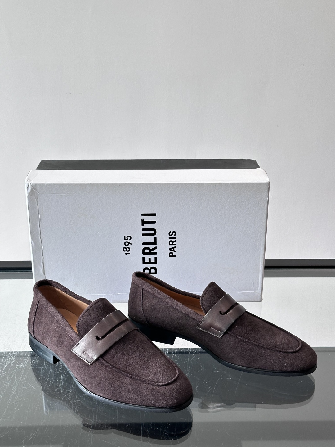 Berluti/布鲁提乐福鞋​​，麂皮鞋面，，黑色真皮质鞋底。 麂皮的质感更柔和。整体更有老钱休闲的感觉。 彰显不凡态度